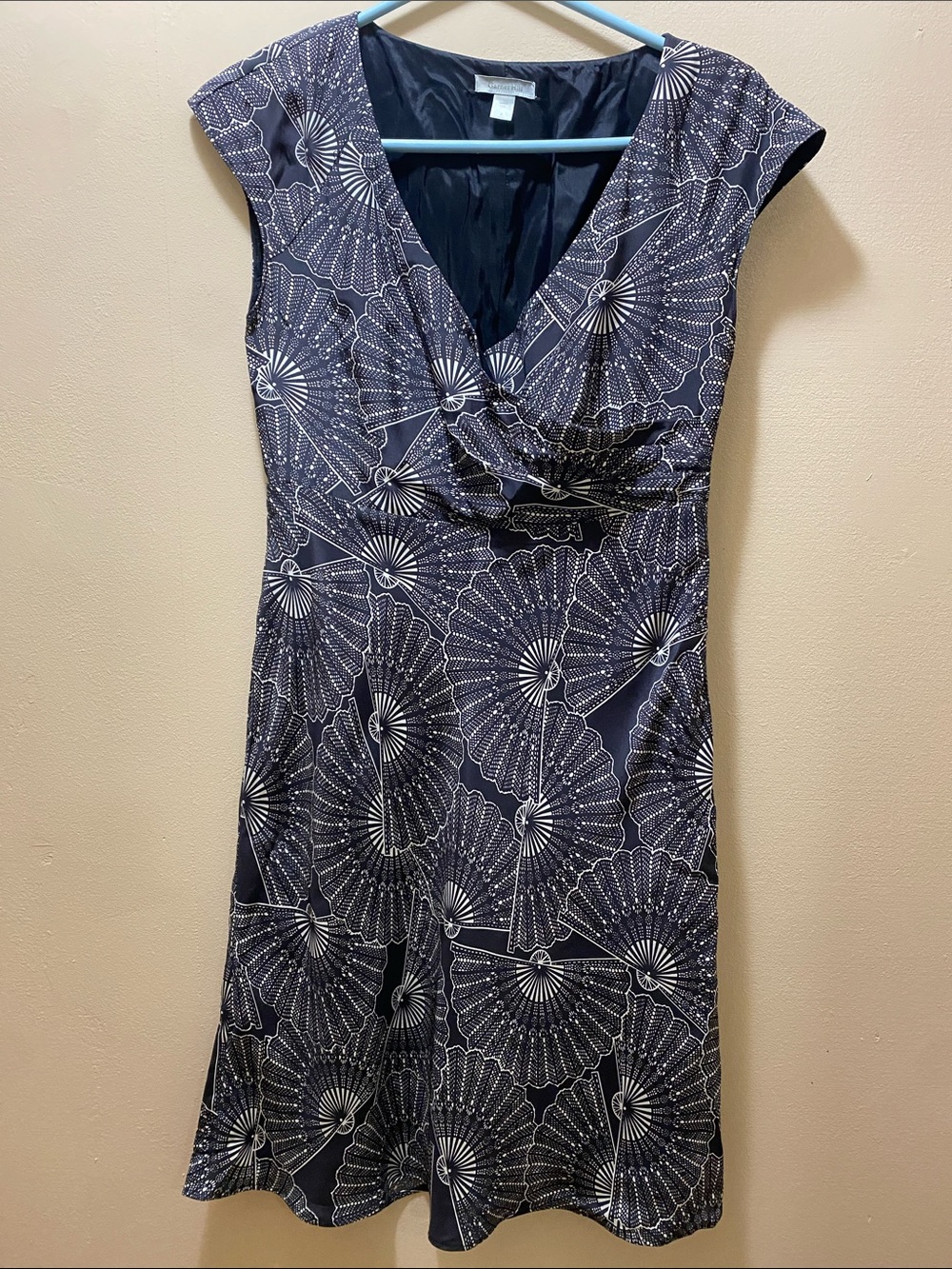 Garnet Hill Silk Black and White Fan-Print V-Neck Knee Length Dress-4 Career